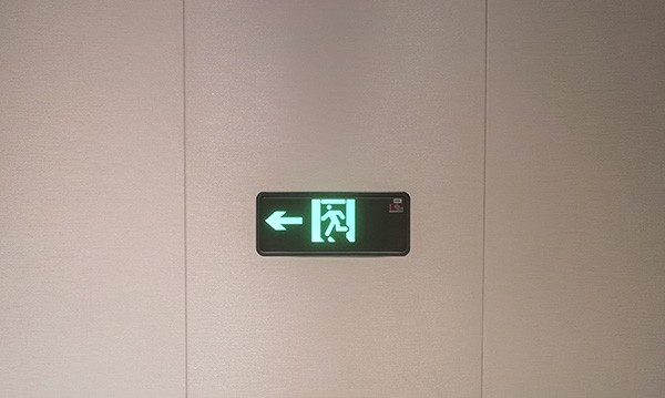 智能疏散指示系統(tǒng)如何適應(yīng)不同光線條件下的工作環(huán)境？